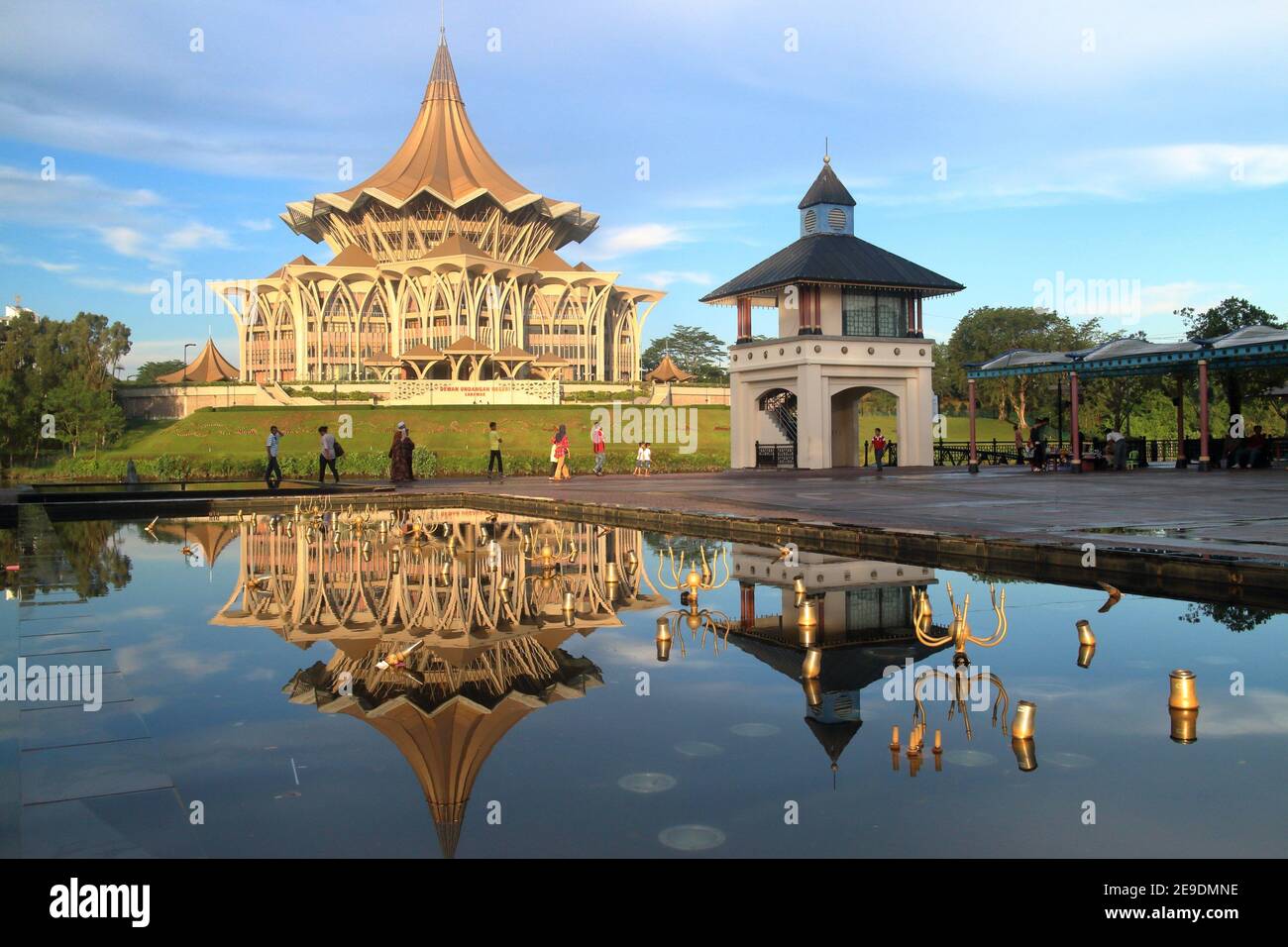 bangunan dewan undangan negeri sarawak