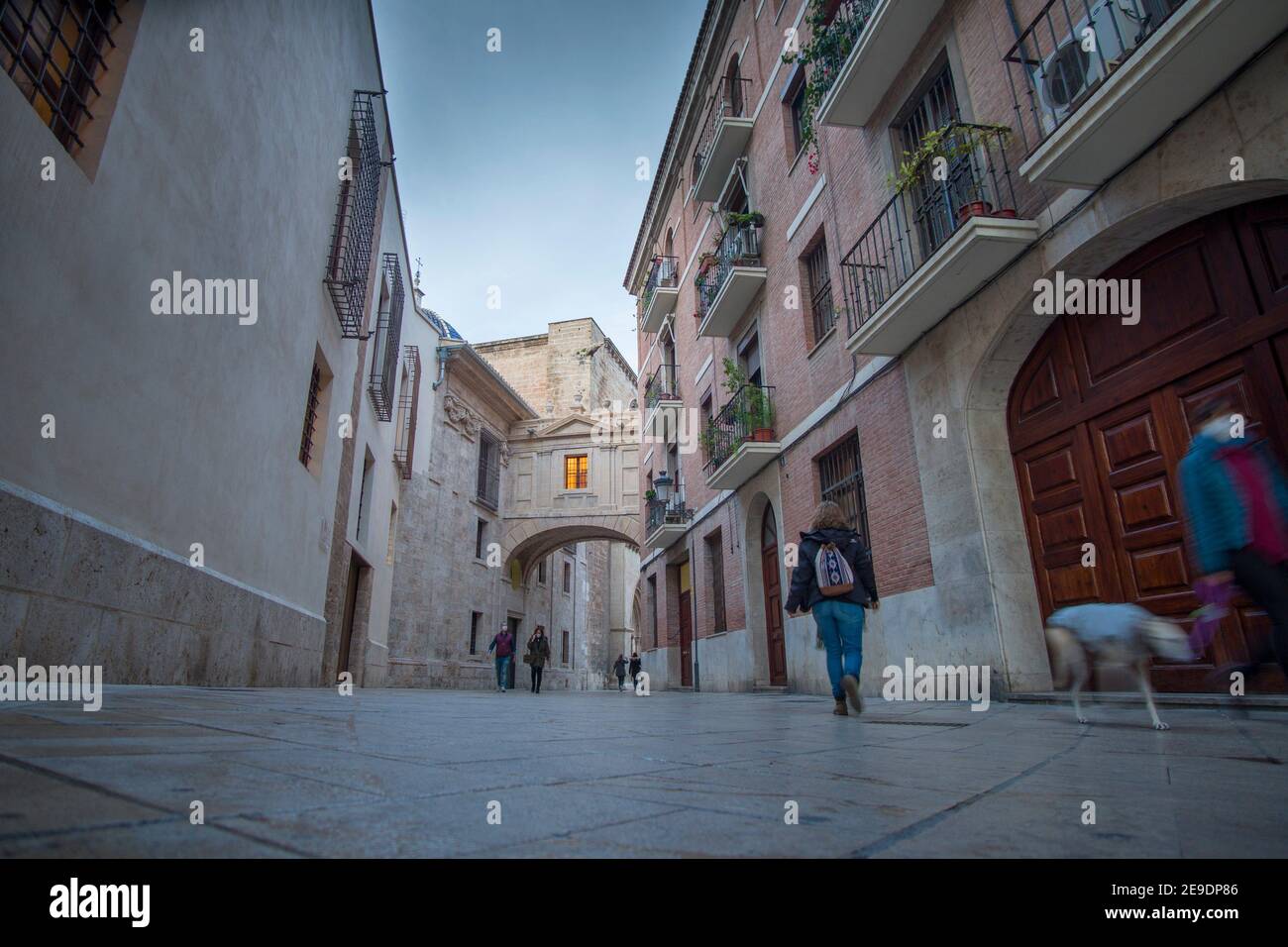 Valence Espagne le 10 décembre 2020 : l'arche de la cathédrale par la rue Barchilla en soirée. Banque D'Images