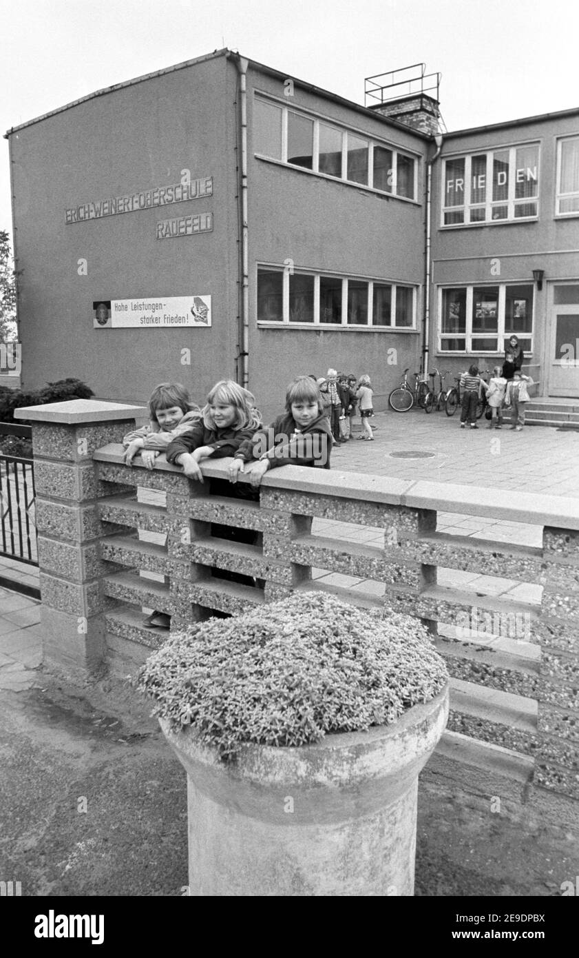 15 octobre 1984, Saxe, Eilenburg: Sur le toit de l'école secondaire Erich Weinert dans le village de Radefeld est le slogan "Hautes réalisations - paix forte!" En octobre 1984. La date exacte de la photographie n'est pas connue. Photo: Volkmar Heinz/dpa-Zentralbild/ZB Banque D'Images