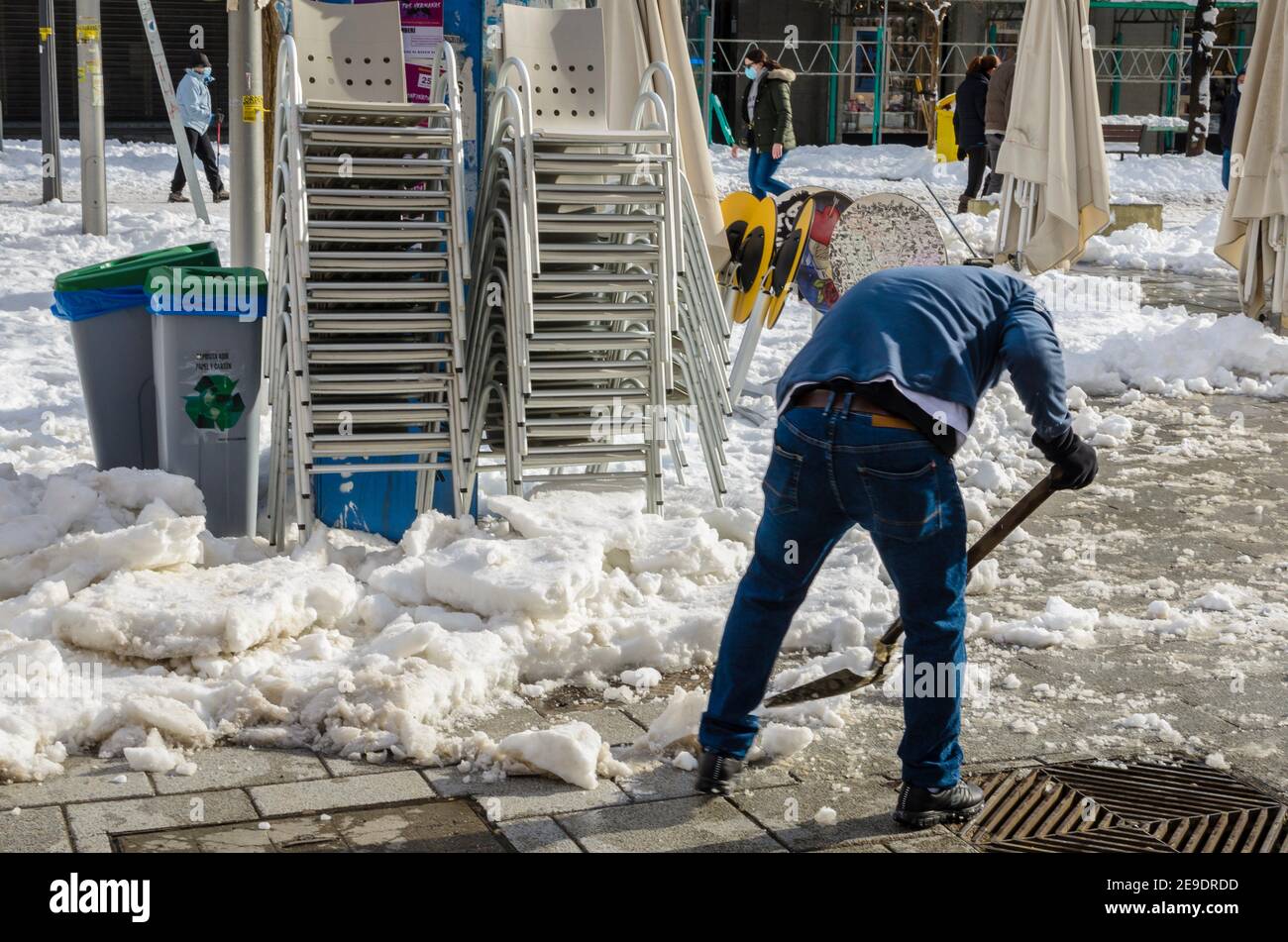 Madrid, Espagne. 10 janvier 2021. Vue d'un opérateur dans la rue Fuencarral, le quartier de Chamberi, après la tempête de neige de Filomena. Banque D'Images