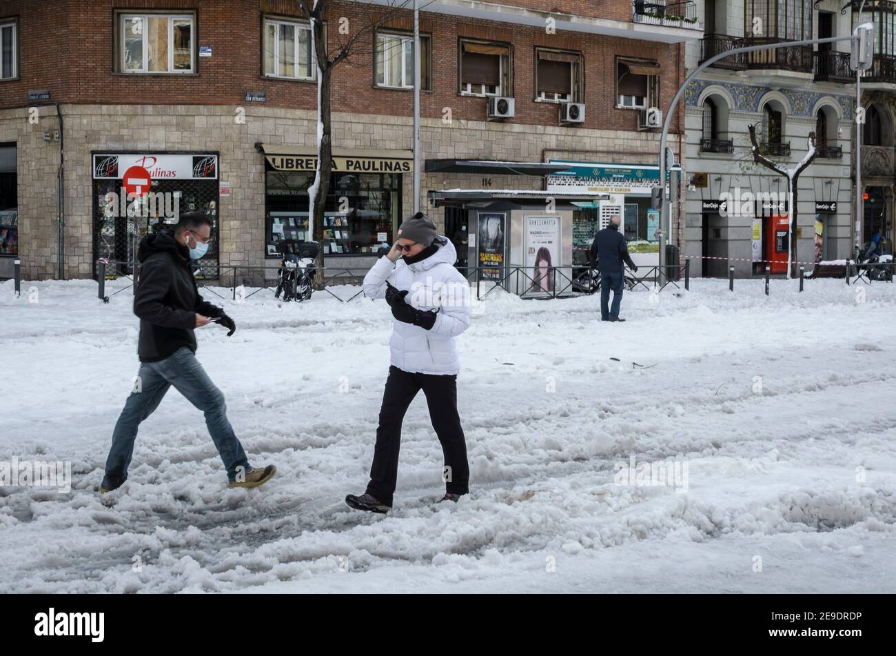 Madrid, Espagne. 10 janvier 2021. Vue sur une marche dans la rue Fuencarral après une tempête de neige. Crédit: Enrique Davó. Banque D'Images