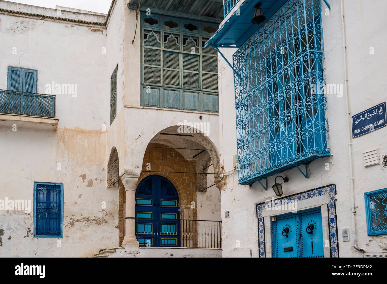 Architecture traditionnelle de Sidi Bou Said, l'attraction touristique bleue et blanche surplombant la mer Méditerranée. Tunisie, Afrique. Banque D'Images