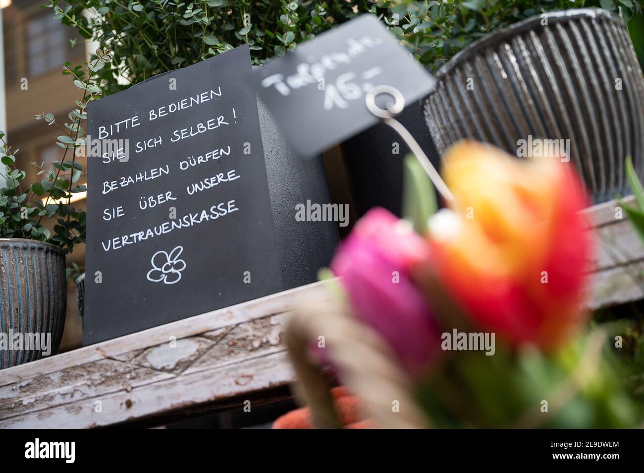 04 février 2021, Bade-Wurtemberg, Tübingen: «s'il vous plaît aidez-vous! Vous pouvez payer par l'intermédiaire de notre fonds de fiducie » est écrit sur une affiche à un fleuriste. (À dpa 'Corona-Lockdown: L'opposition veut voir 'la lumière à la fin du tunnel') photo: Sebastian Gollnow/dpa Banque D'Images