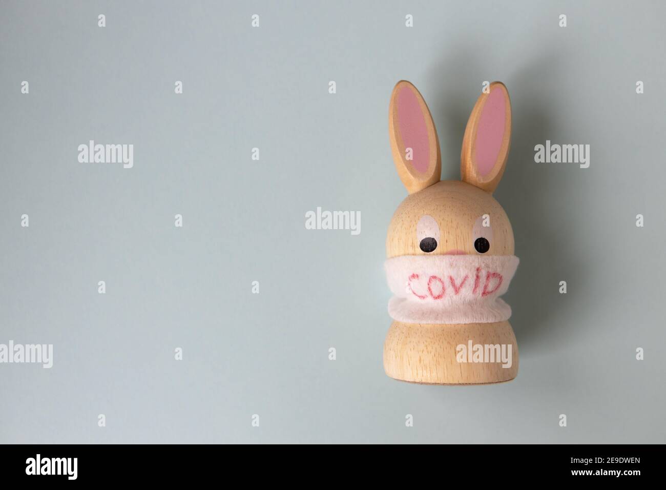 Masque De Lapin De Paques Banque D Image Et Photos Alamy Masque De Lapin De Paques Banque D Image Et Photos Alamy