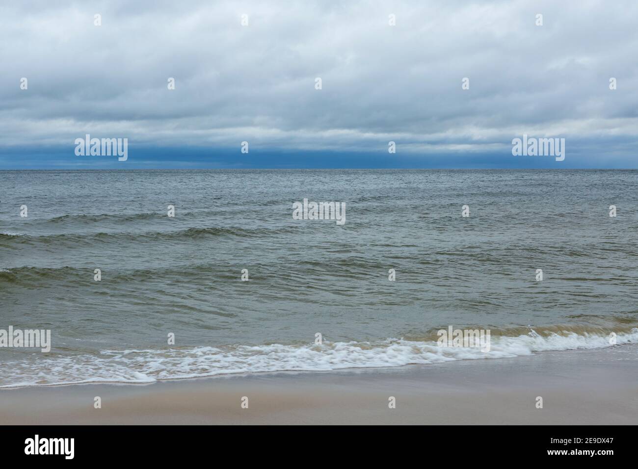 Paysage de la mer Baltique par une journée d'été nuageuse pluvieuse Banque D'Images