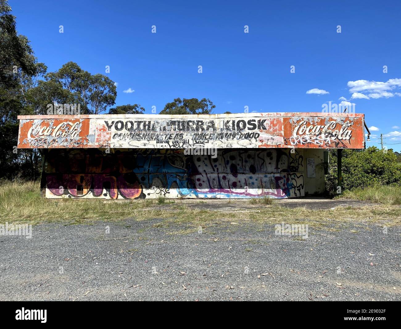 SYDNEY, AUSTRALIE - 10 octobre 2020 : un kiosque abandonné avec des graffitis et des signes de coca cola vintage Banque D'Images