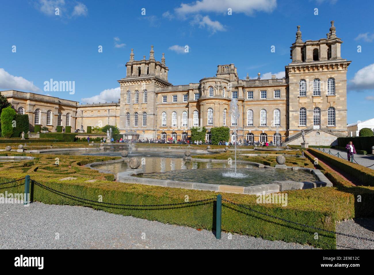 Fontaines et piscines sur les terrasses aquatiques du Palais de Blenheim par temps ensoleillé Banque D'Images