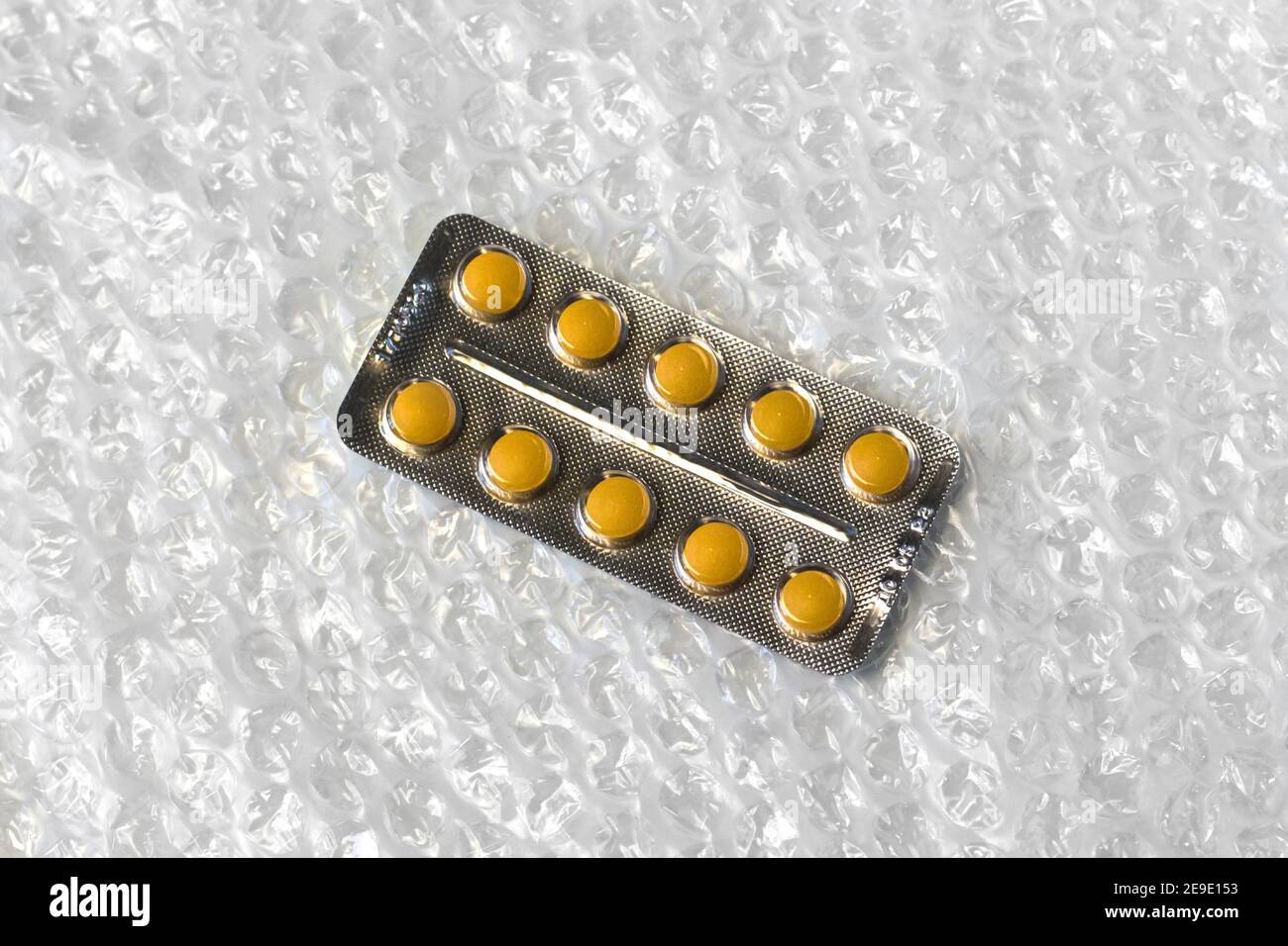 médicaments pour comprimés de plaquette. traitement médical pour la maladie virus de la grippe. Une plaquette de comprimés beige doux au milieu sur fond blanc Monochrome Banque D'Images