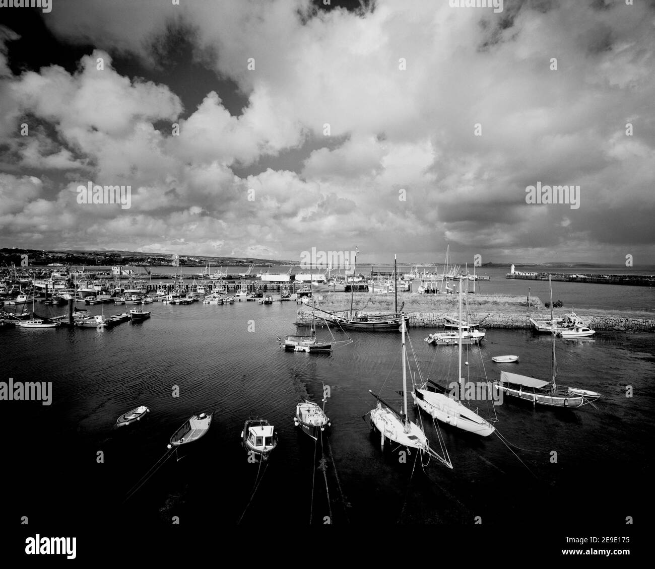 Noir et blanc, Newlyn Harbour avec yachts en premier plan, Cornwall Angleterre Banque D'Images