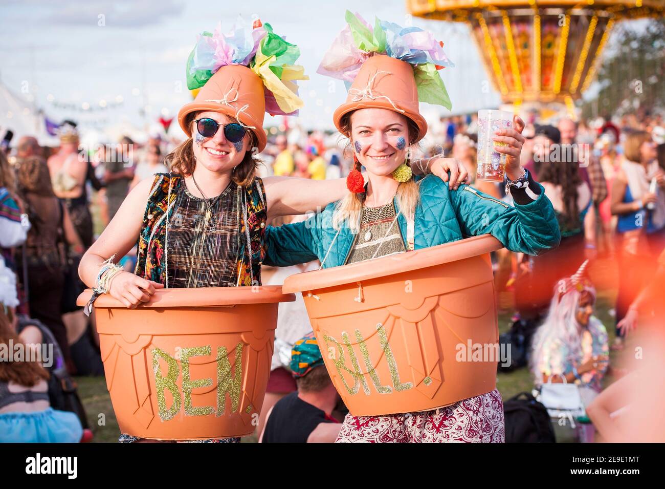 Les festivaliers portant la robe de fantaisie Bill et Ben Flower pot au festival Shambala, 2017 Banque D'Images