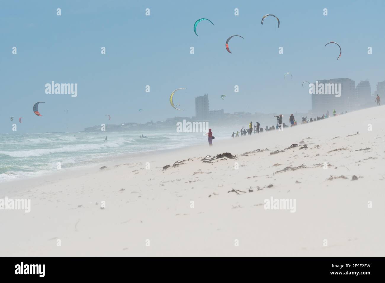 concours international de kiteboarding Red Bull sur la plage de Bloubergstrand au Cap, en Afrique du Sud, lors d'une journée venteuse avec des personnes photographiant l'événement Banque D'Images