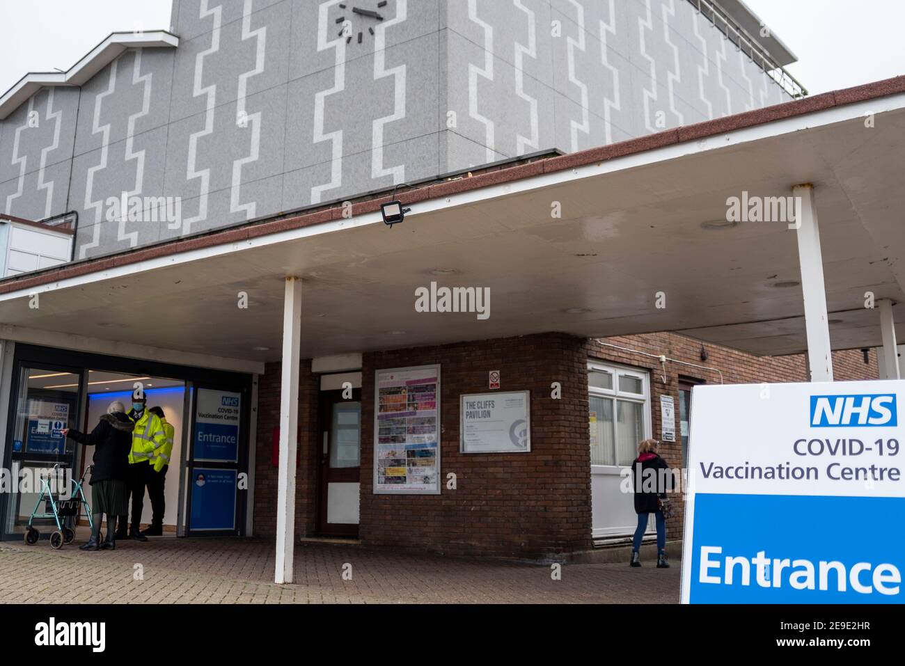 Southend on Sea, Essex, Royaume-Uni. 4 février 2021. Le théâtre du Pavillon Cliffs a ouvert aujourd'hui ses portes en tant que centre de vaccination de masse contre le coronavirus. Le théâtre a été fermé pour la durée de la pandémie au Royaume-Uni et tous les spectacles ont été annulés. Le centre dispose d'une capacité de vaccination bien plus importante que d'autres sites ouverts jusqu'à présent localement et fait partie d'une série qui s'ouvre à l'échelle nationale cette semaine, le NHS accélérant rapidement le nombre de sites pouvant administrer la première dose cruciale du vaccin Banque D'Images