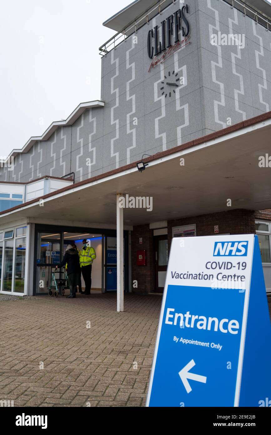 Southend on Sea, Essex, Royaume-Uni. 4 février 2021. Le théâtre du Pavillon Cliffs a ouvert aujourd'hui ses portes en tant que centre de vaccination de masse contre le coronavirus. Le théâtre a été fermé pour la durée de la pandémie au Royaume-Uni et tous les spectacles ont été annulés. Le centre dispose d'une capacité de vaccination bien plus importante que d'autres sites ouverts jusqu'à présent localement et fait partie d'une série qui s'ouvre à l'échelle nationale cette semaine, le NHS accélérant rapidement le nombre de sites pouvant administrer la première dose cruciale du vaccin Banque D'Images