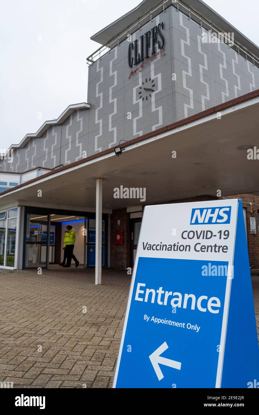 Southend on Sea, Essex, Royaume-Uni. 4 février 2021. Le théâtre du Pavillon Cliffs a ouvert aujourd'hui ses portes en tant que centre de vaccination de masse contre le coronavirus. Le théâtre a été fermé pour la durée de la pandémie au Royaume-Uni et tous les spectacles ont été annulés. Le centre dispose d'une capacité de vaccination bien plus importante que d'autres sites ouverts jusqu'à présent localement et fait partie d'une série qui s'ouvre à l'échelle nationale cette semaine, le NHS accélérant rapidement le nombre de sites pouvant administrer la première dose cruciale du vaccin Banque D'Images