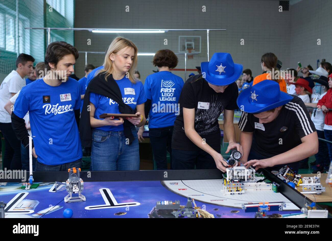Les jeunes ajustent le robot avant de le lancer. Tournoi scolaire parmi les élèves. 9 janvier 2019. Kiev, Ukraine Banque D'Images
