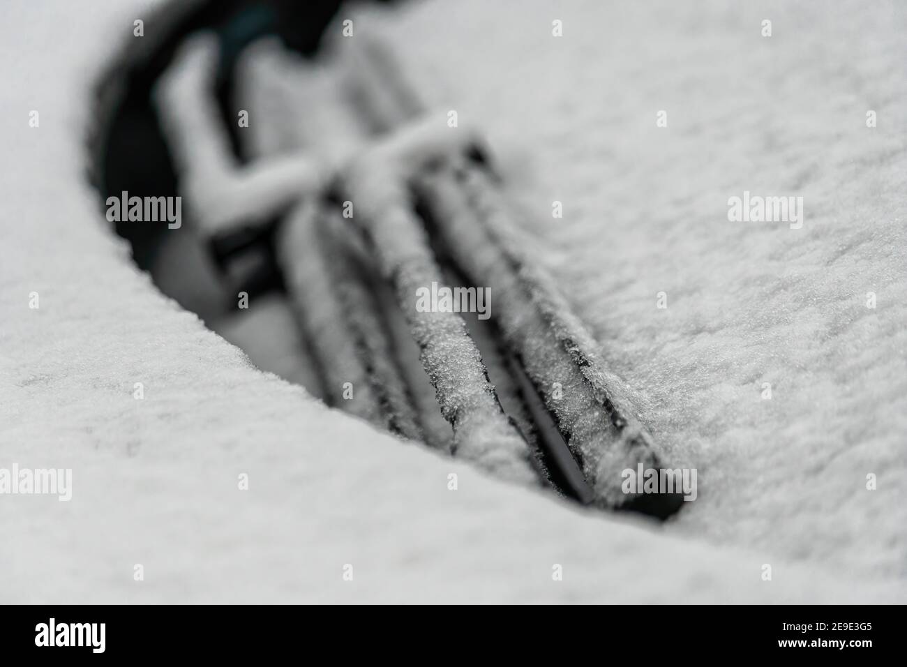 Pare-brise recouvert de neige avec balais d'essuie-glace. Neige gelée sur la voiture en hiver froid matin. Concept de conduite en hiver avec de la neige sur route. Hiver Banque D'Images Pare-brise recouvert de neige avec balais d'essuie-glace. Neige gelée sur la voiture en hiver froid matin. Concept de conduite en hiver avec de la neige sur route. Hiver Banque D'Images