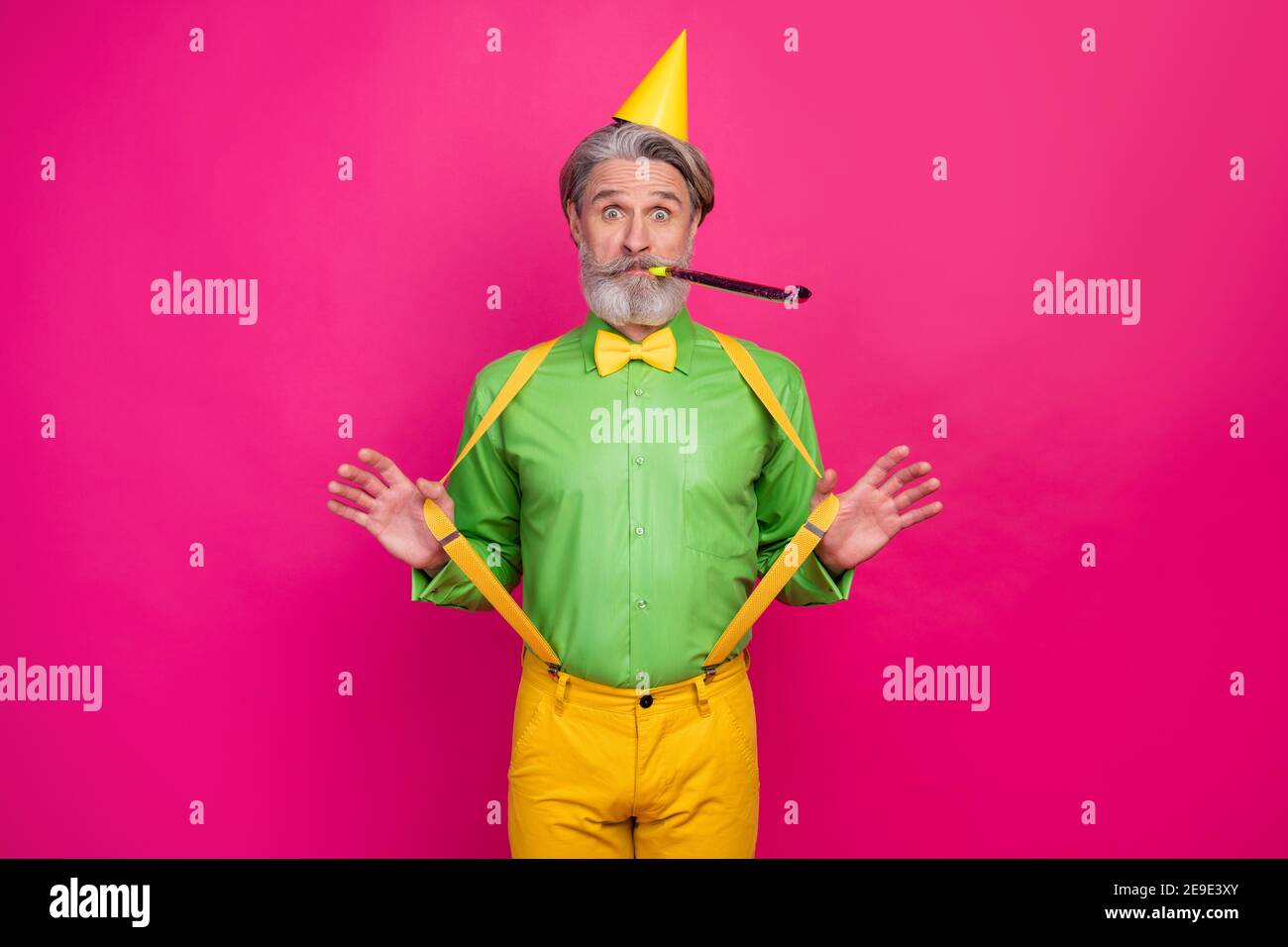 Photo de drôles de bretelles jaunes aux poils de grand-père aux cheveux  blancs noisemaker funky fou anniversaire fête surprise porter papier  chapeau vert pantalon de chemise Photo Stock - Alamy