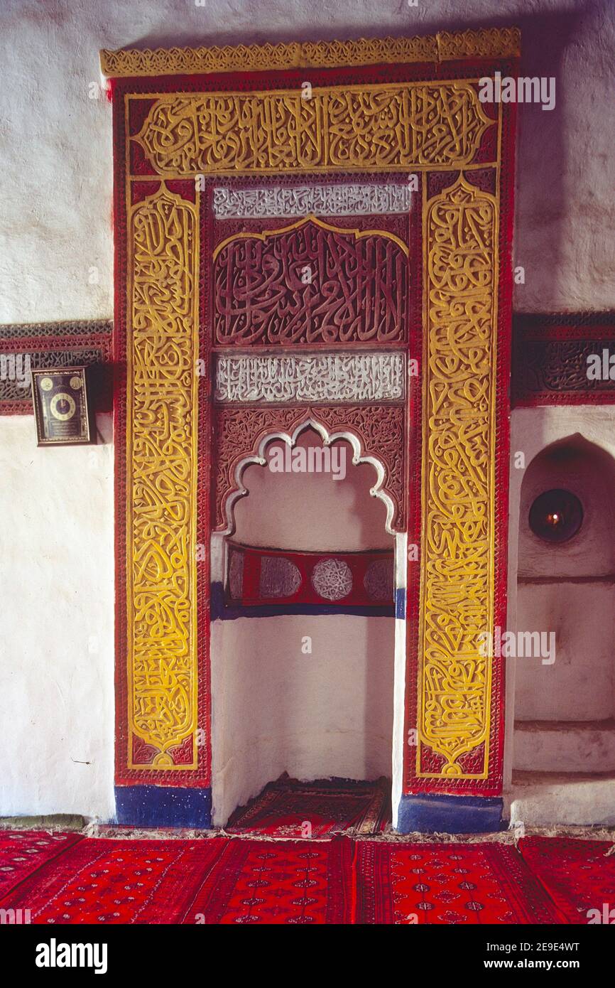 Mihrab en stuc peint, Mosquée du vendredi, Dhibine, Yémen Banque D'Images
