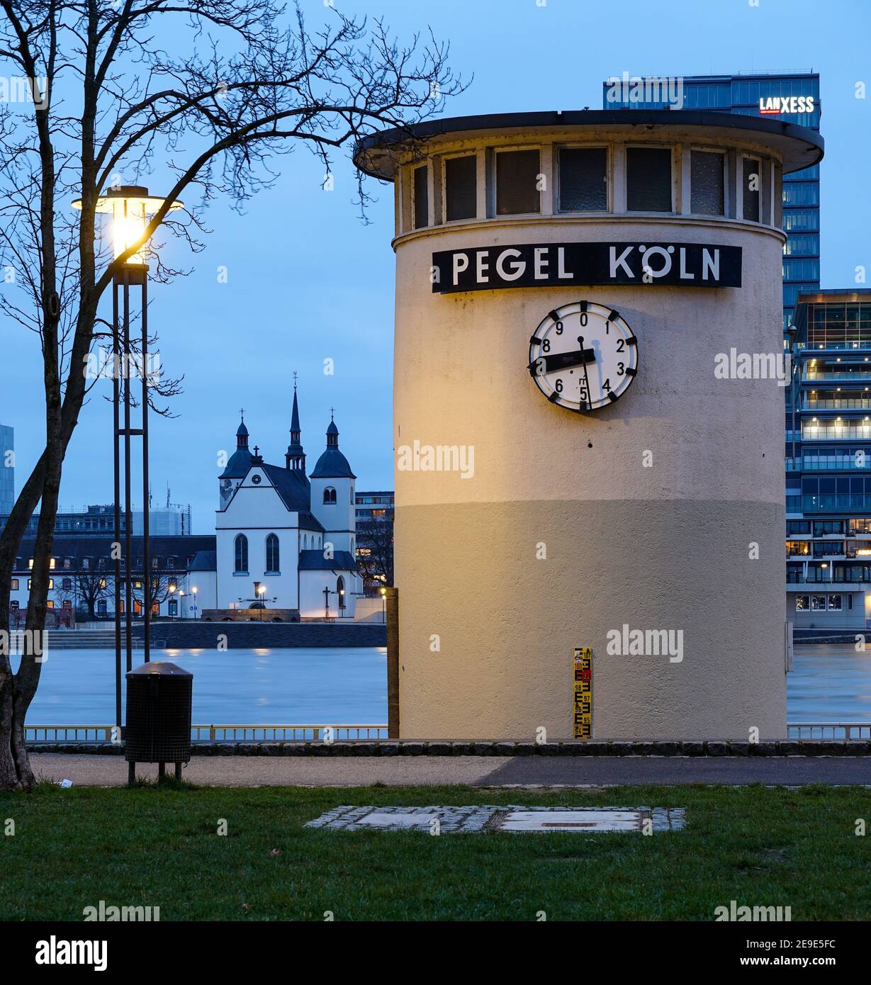 COLOGNE, ALLEMAGNE - 31 janvier 2021 : marée haute indiquée à la jauge de profondeur du Rhin à Cologne Banque D'Images