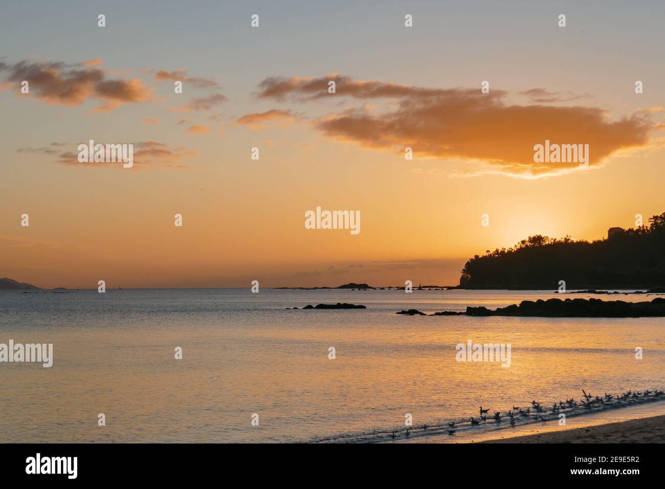 paysage d'une plage au coucher du soleil en décembre Photo Stock - Alamy
