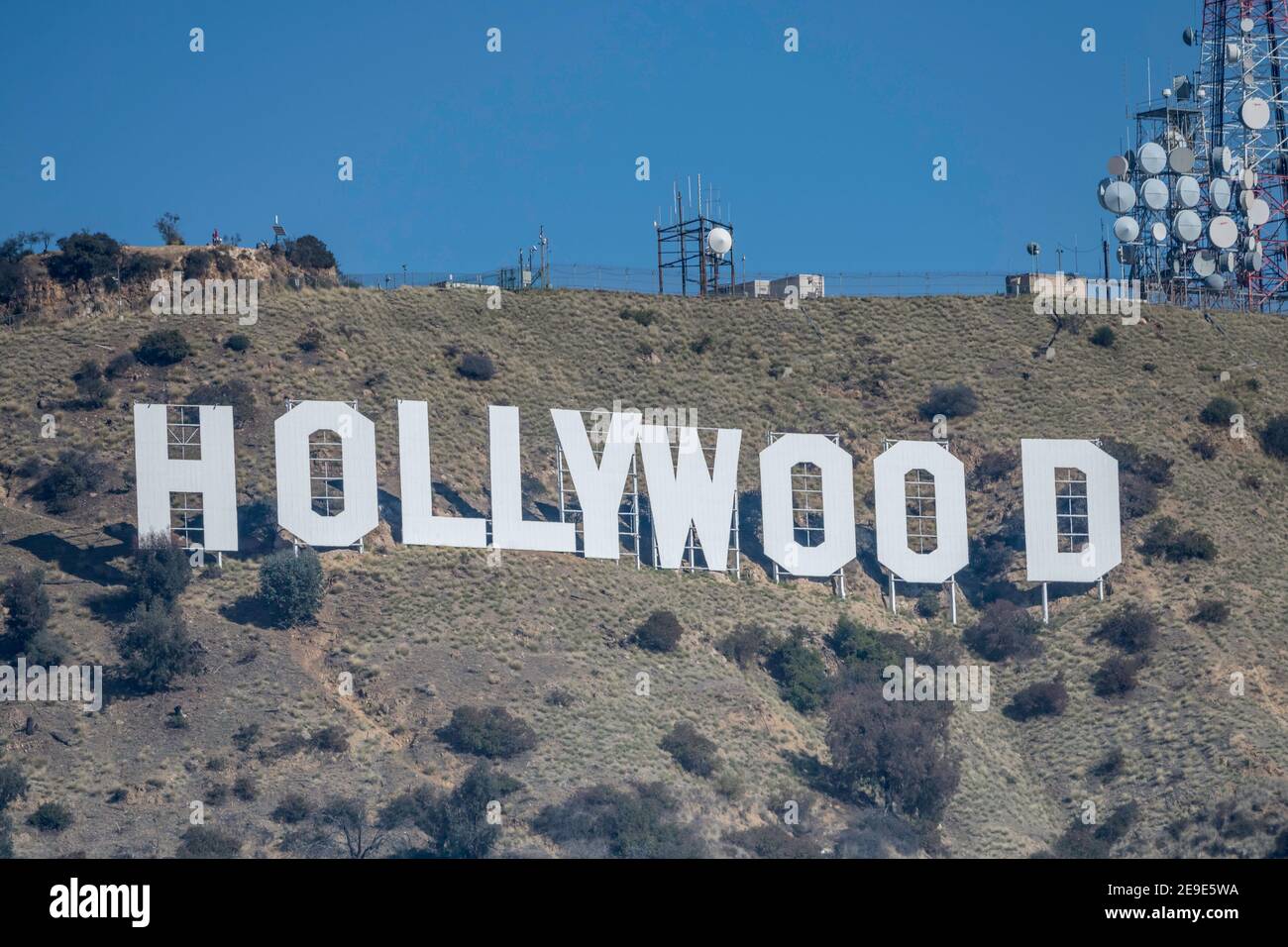 Los Angeles, CA, Etats-Unis, 1er février 2021 : vue panoramique sur le célèbre panneau Hollywood et le mont Lee depuis le lac Hollywood, Los Angeles, CA. Banque D'Images