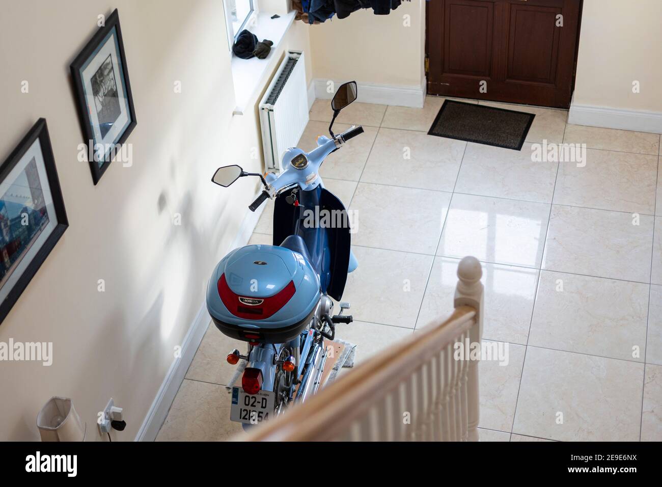 Garder la moto à l'intérieur de la maison Banque D'Images