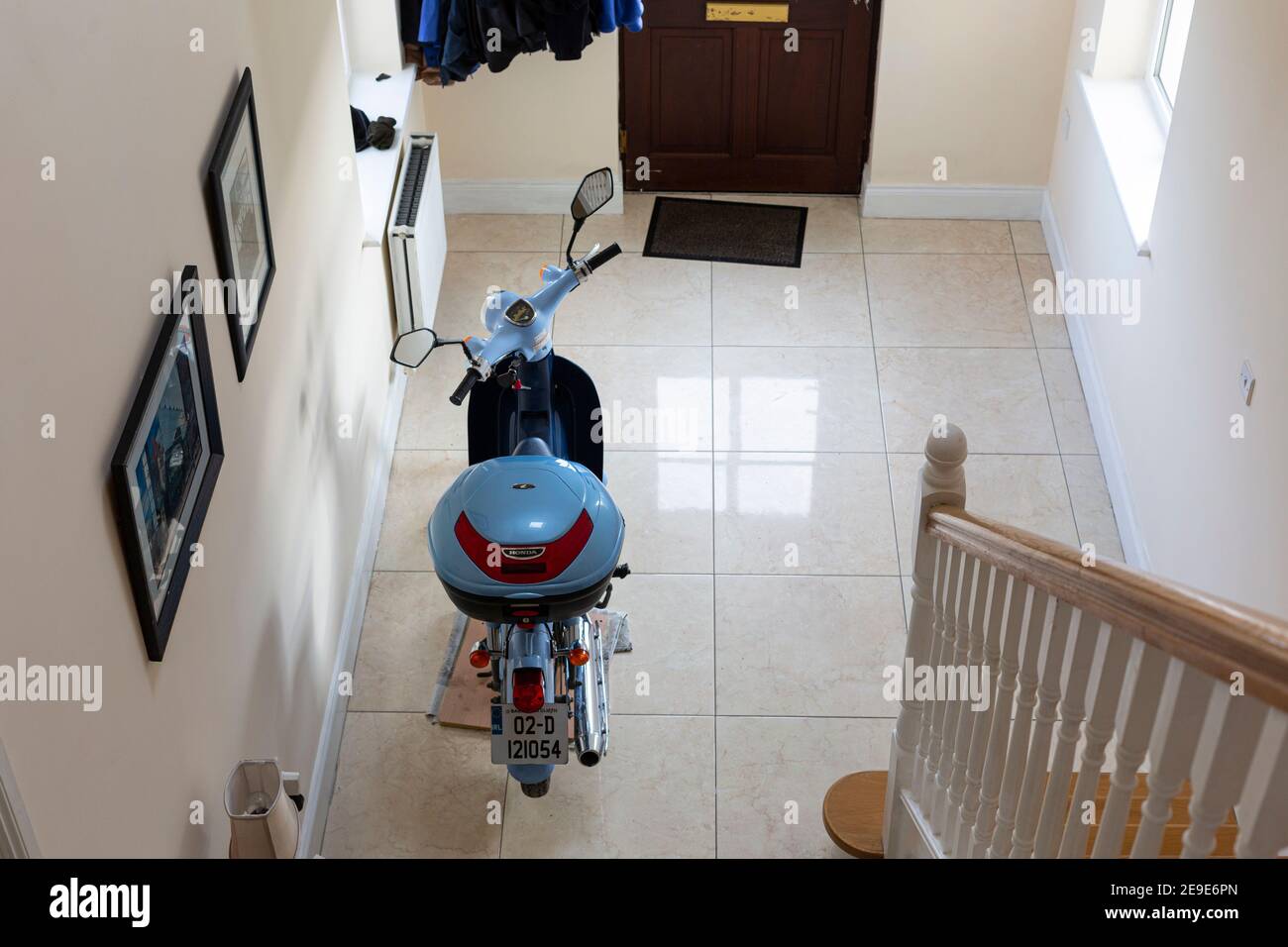 Garder la moto à l'intérieur de la maison Banque D'Images