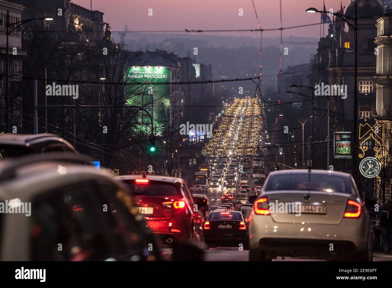 BELGRADE, SERBIE - 9 JANVIER 2020: Embouteillage de voitures et d'autres véhicules sur la rue Kneza Milosa à l'heure de pointe, sous forte pollution, pendant le coucher du soleil. Banque D'Images