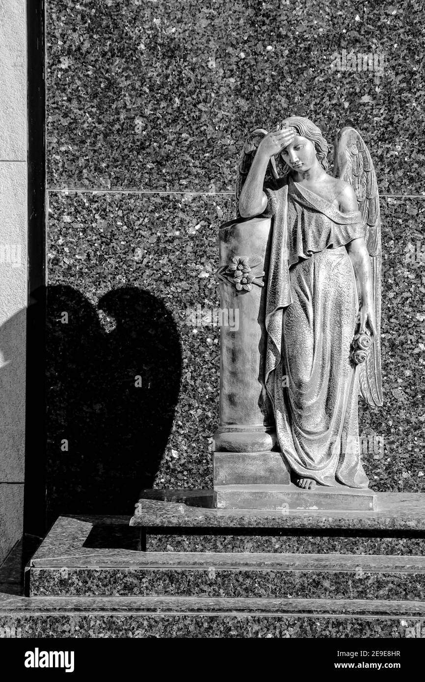 Statue d'Ange de métal dans un cimetière solitaire en Espagne Banque D'Images