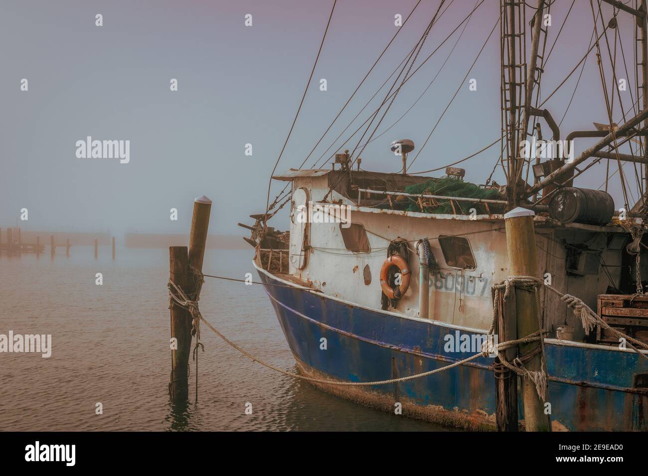 Bateau à crevettes dans le brouillard, Mississippi Gulf Coast, Pass Christian, Mississippi, États-Unis. Banque D'Images
