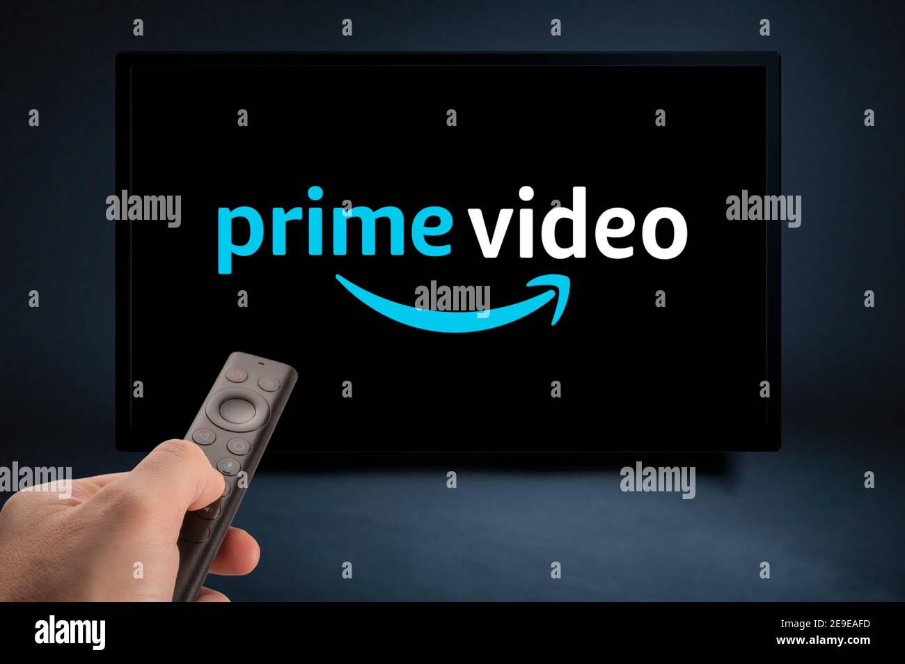 USA, NEW YORK 2 février 2021: NVIDIA Shepild TV Remote dans la main et l'écran de télévision avec le logo Amazon Prime Video, Amazon Prime Video est un monde bien connu Banque D'Images