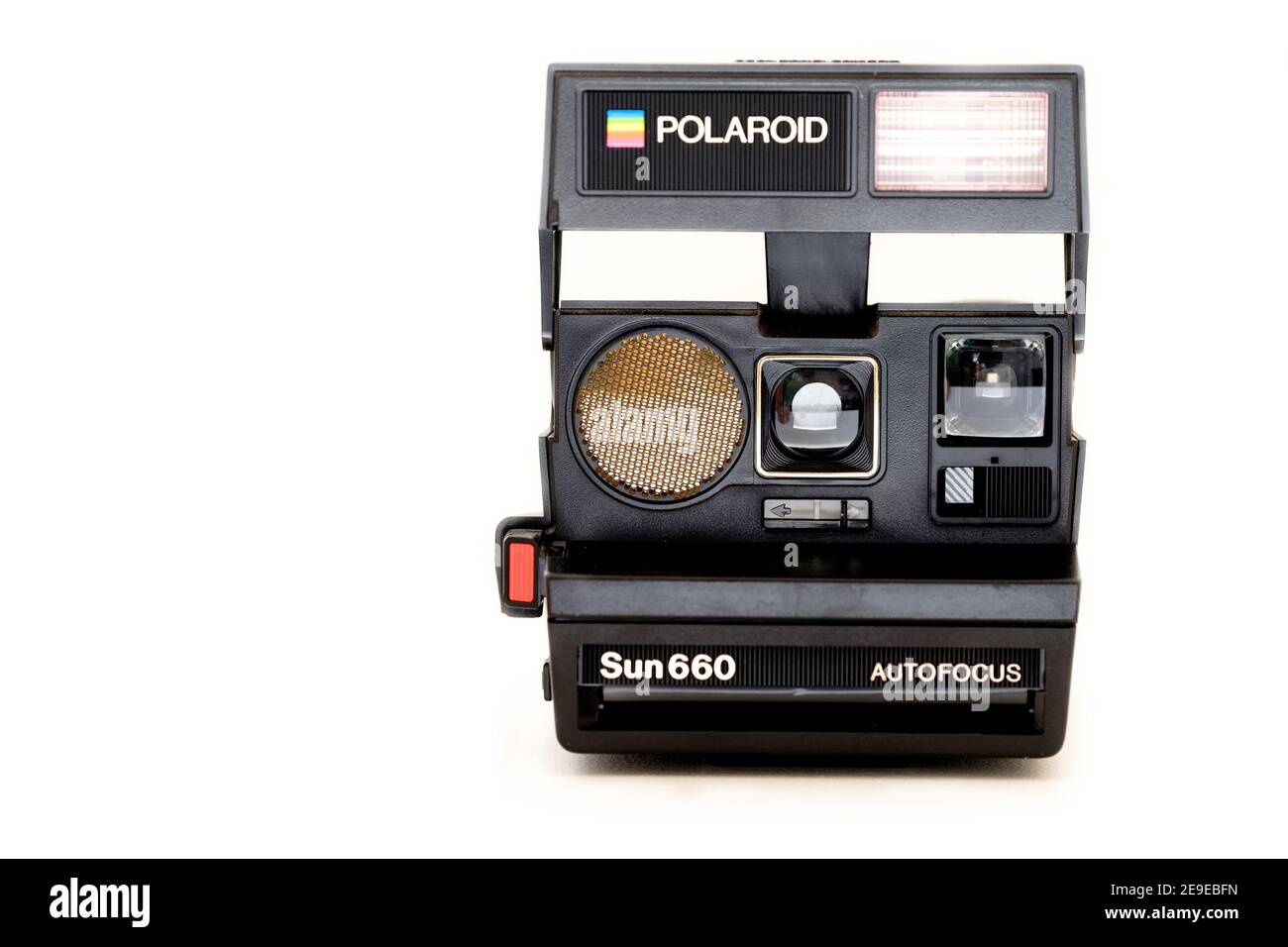Un appareil photo instantané Polaroid Sun 660 original. L'appareil photo instantané emblématique des années 1980 est montré entièrement ouvert une prise de vue sur un fond blanc Pali Banque D'Images