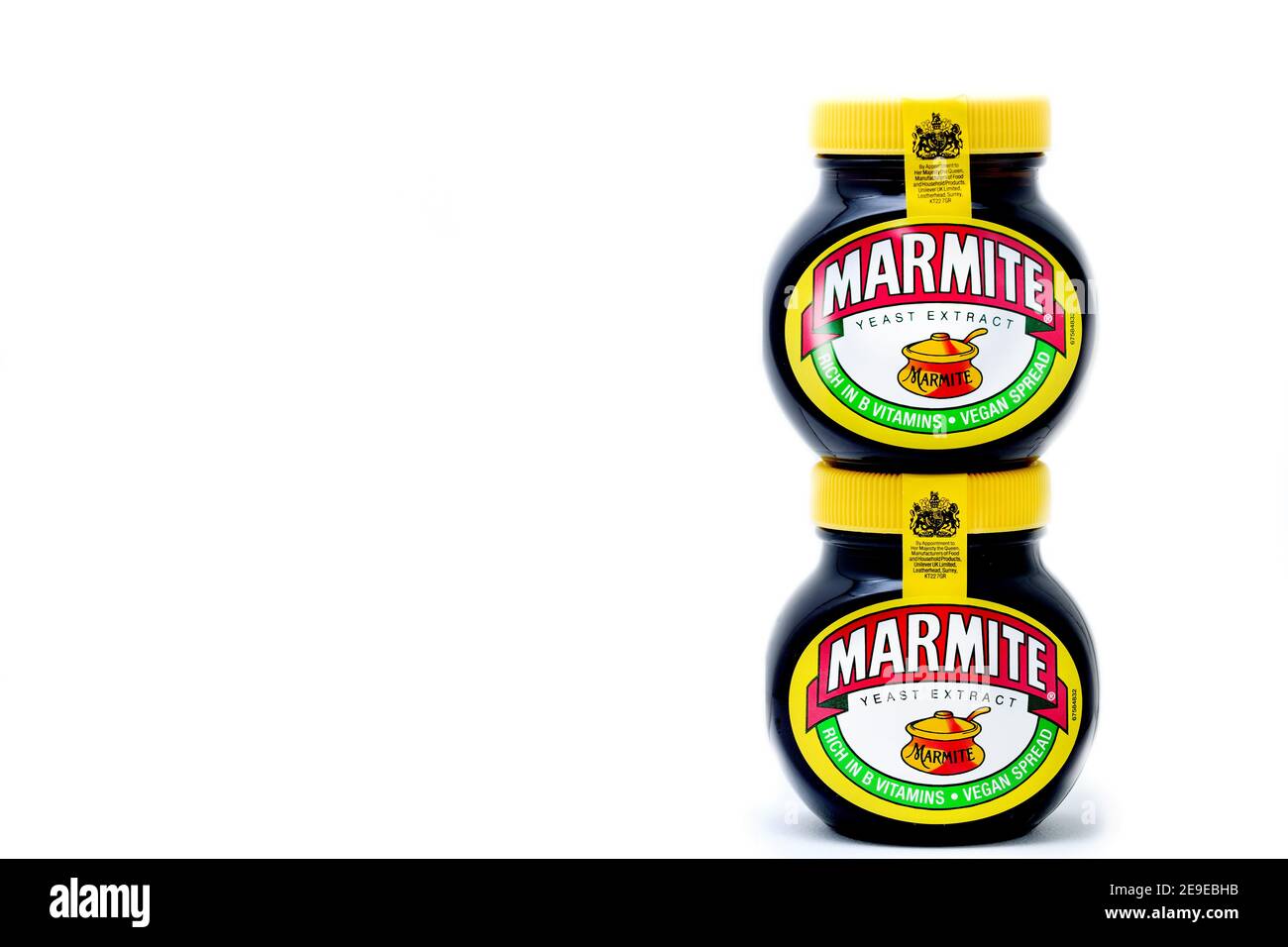 Deux bocaux de Marmite, l'un de l'autre, photographiés sur fond blanc Uni. L'étiquette du pot est clairement visible et indique le nom de la marque. Banque D'Images