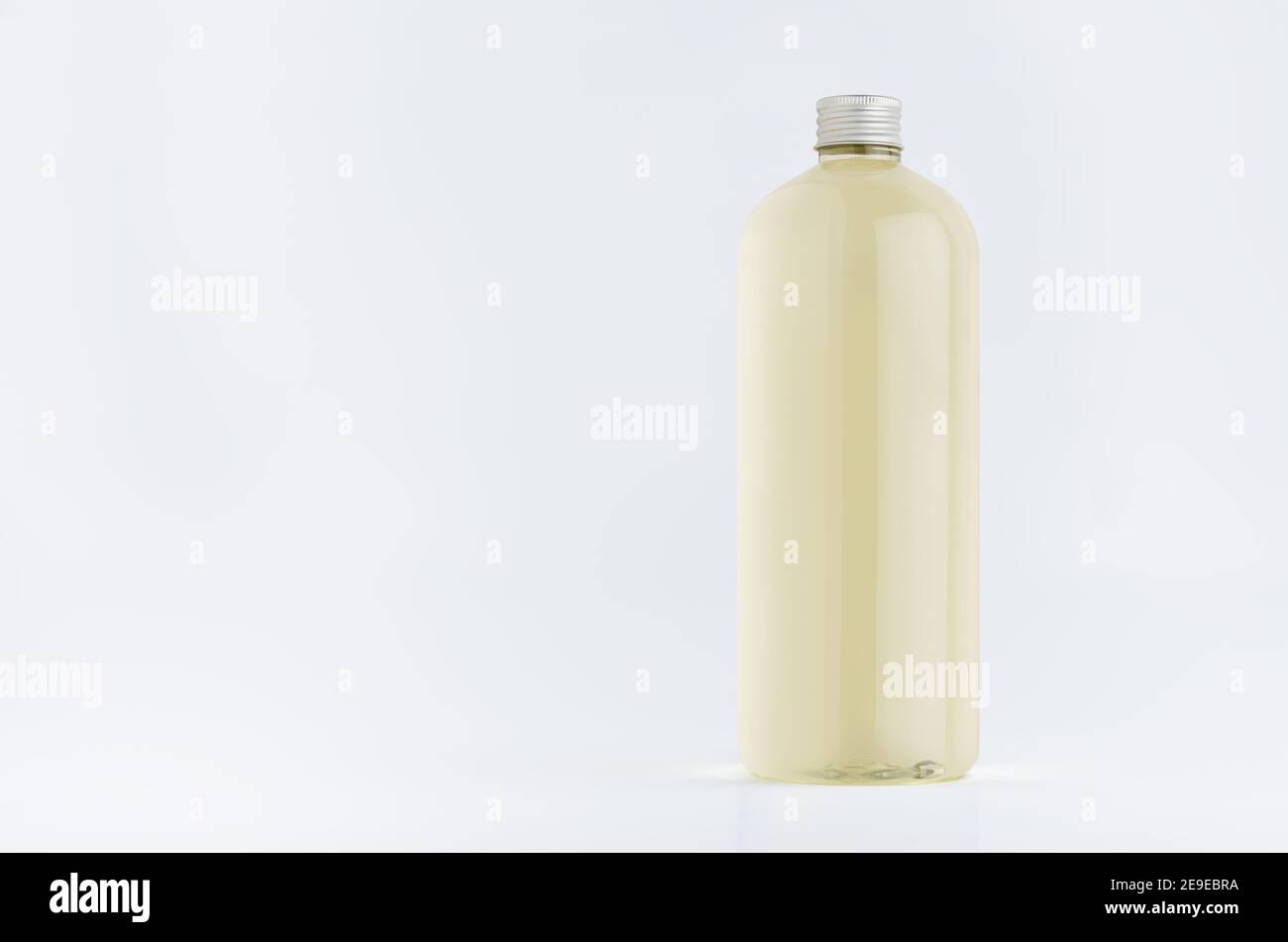 Grande bouteille en plastique transparent avec boisson fraîche pâle ou  huile essentielle cosmétique, capuchon argenté sur fond blanc. Modèle pour  portefeuille, conception Photo Stock - Alamy