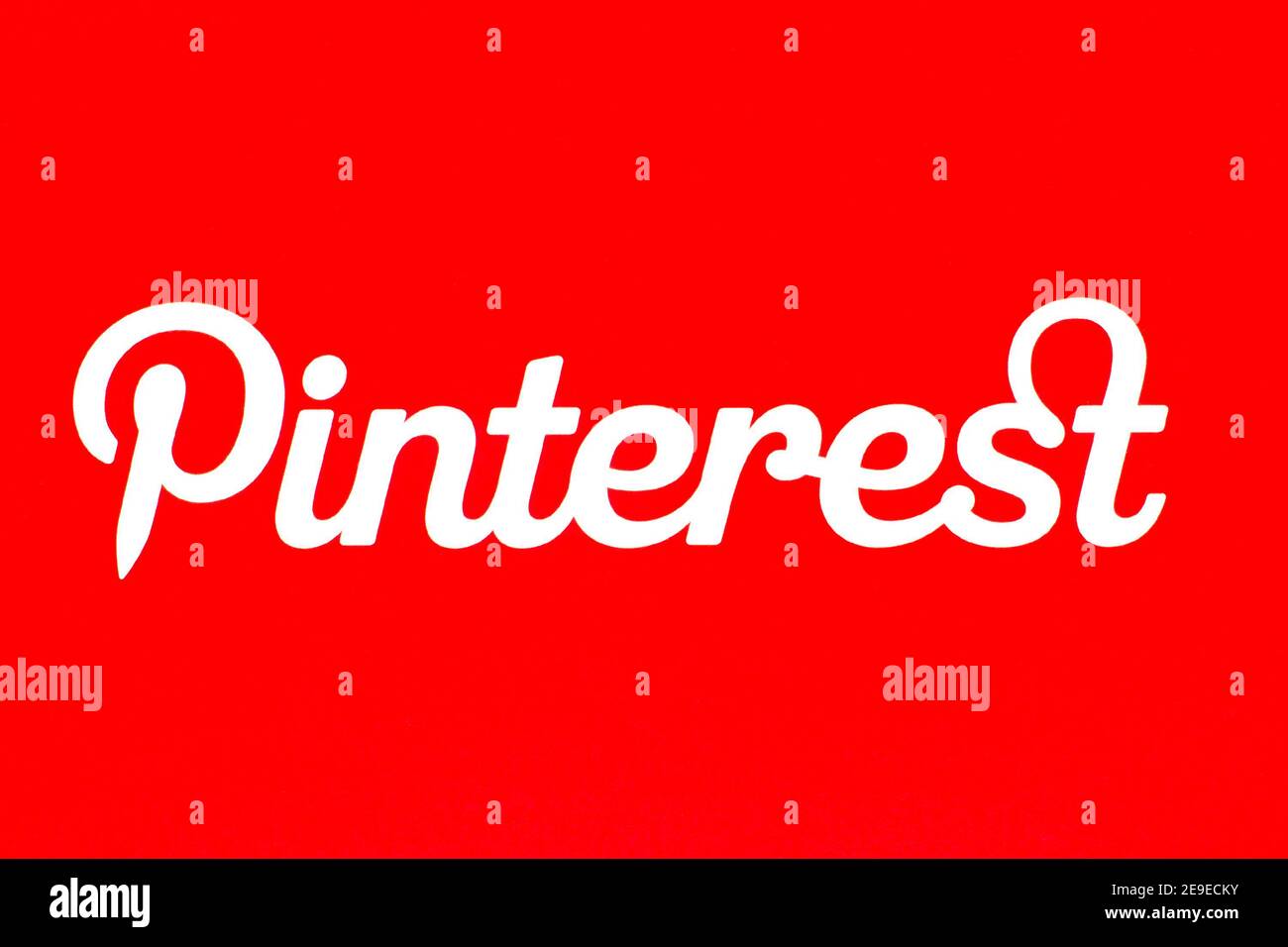 Logo Pinterest imprimé sur papier. Facebook est un service de réseautage social et de microblogging en ligne. Banque D'Images