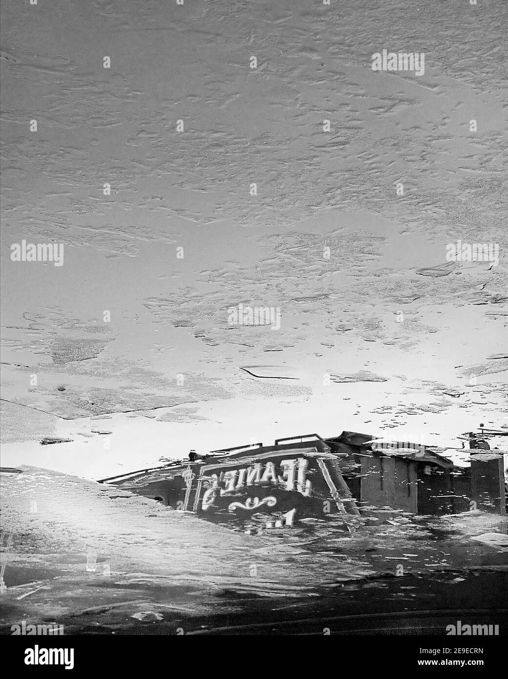 ÉDIMBOURG, ÉCOSSE - 7 JANVIER 2009 : photographie en noir et blanc d'un reflet d'une maison de bateau dans l'eau du canal Union à Édimbourg. Banque D'Images