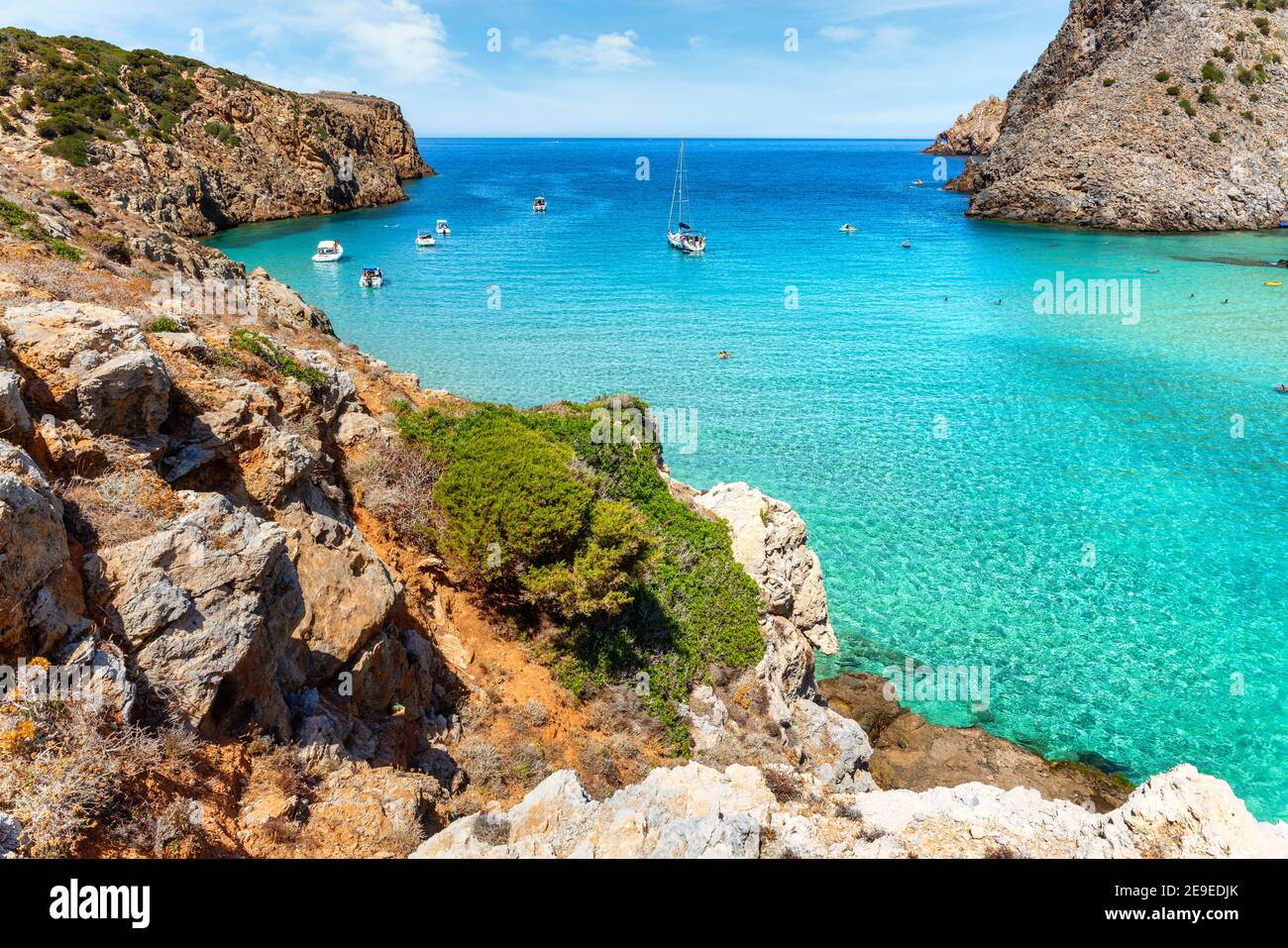 Cala domestica, Sardaigne, Italie. Plage, littoral et mer turquoise Banque D'Images