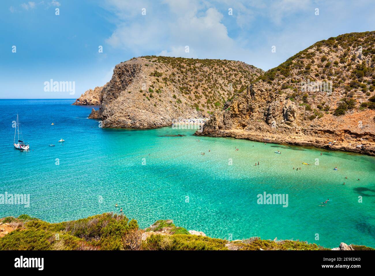 Cala domestica, Sardaigne, Italie. Plage, littoral et mer turquoise Banque D'Images