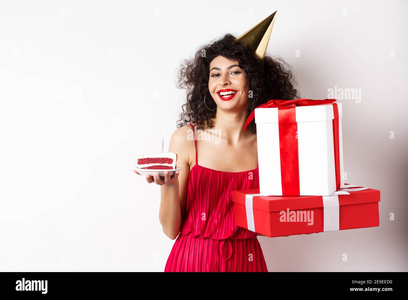Joyeux Anniversaire Fille En Robe Rouge Celebrant Et Tenant Des Cadeaux Avec Le Gateau D Anniversaire Debout Sur Fond Blanc Photo Stock Alamy Joyeux Anniversaire Fille En Robe Rouge Celebrant Et Tenant Des Cadeaux Avec Le Gateau D Anniversaire Debout Sur Fond Blanc Photo Stock Alamy