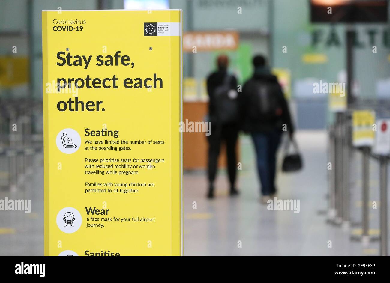 La signalisation Covid au terminal 2 de l'aéroport de Dublin en tant que directeur clinique national de ScotlandÕs a déclaré que le meilleur scénario pour éviter une troisième vague de coronavirus sera d'inclure la République d'Irlande dans les mesures en raison de l'existence d'une zone de voyage commune avec le Royaume-Uni. Un arrangement de quarantaine entre le Royaume-Uni et l'Irlande est la solution Òfavored, a déclaré le professeur Jason Leitch. Date de la photo : jeudi 4 février 2021. Banque D'Images