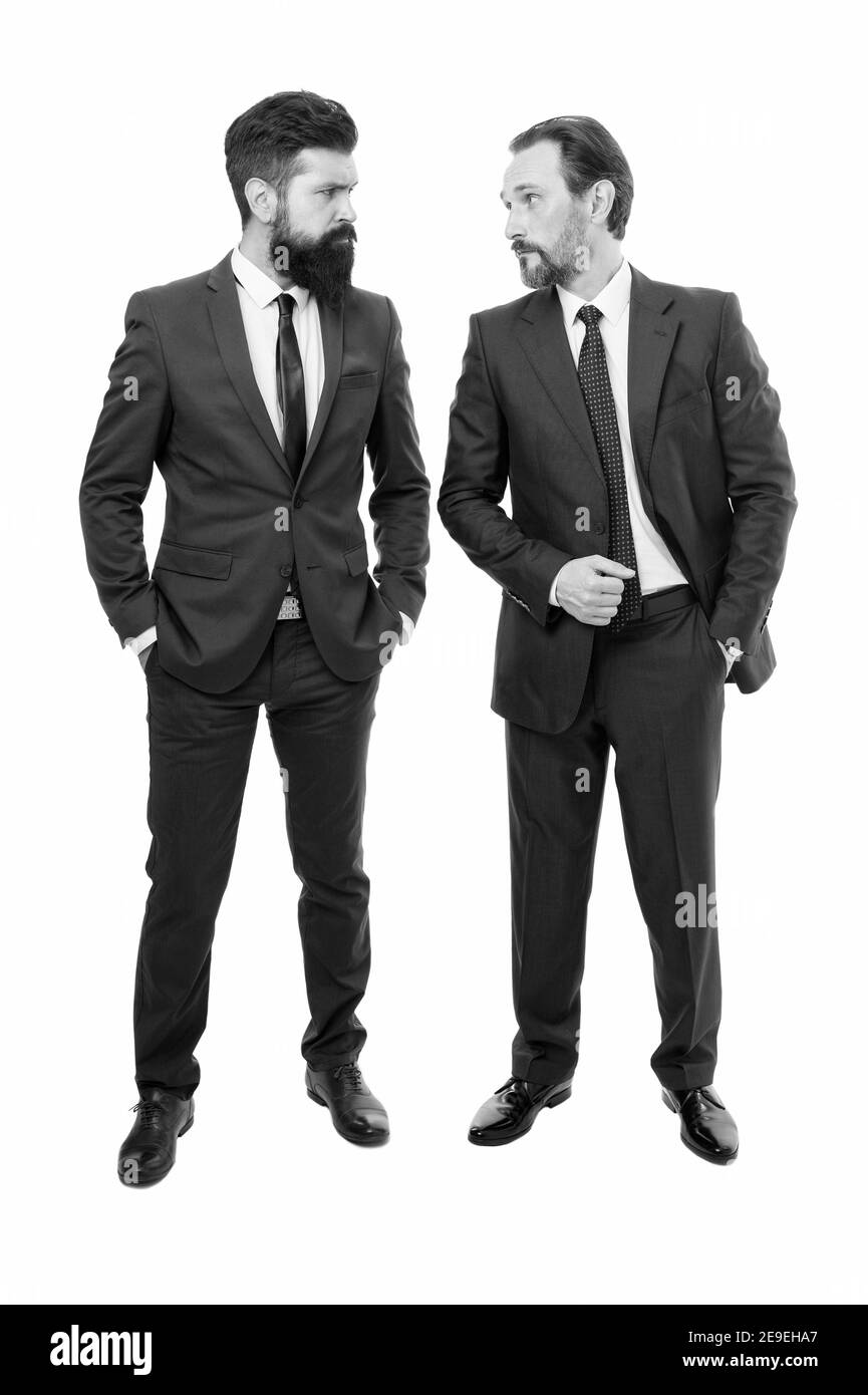 Commencez maintenant. Les hommes d'affaires envisagent de lancer la startup. Entreprise de démarrage. Société de démarrage. Propriétaires de petites entreprises prospères. Hommes barbus en costumes habillés. Création de leur démarrage. Banque D'Images