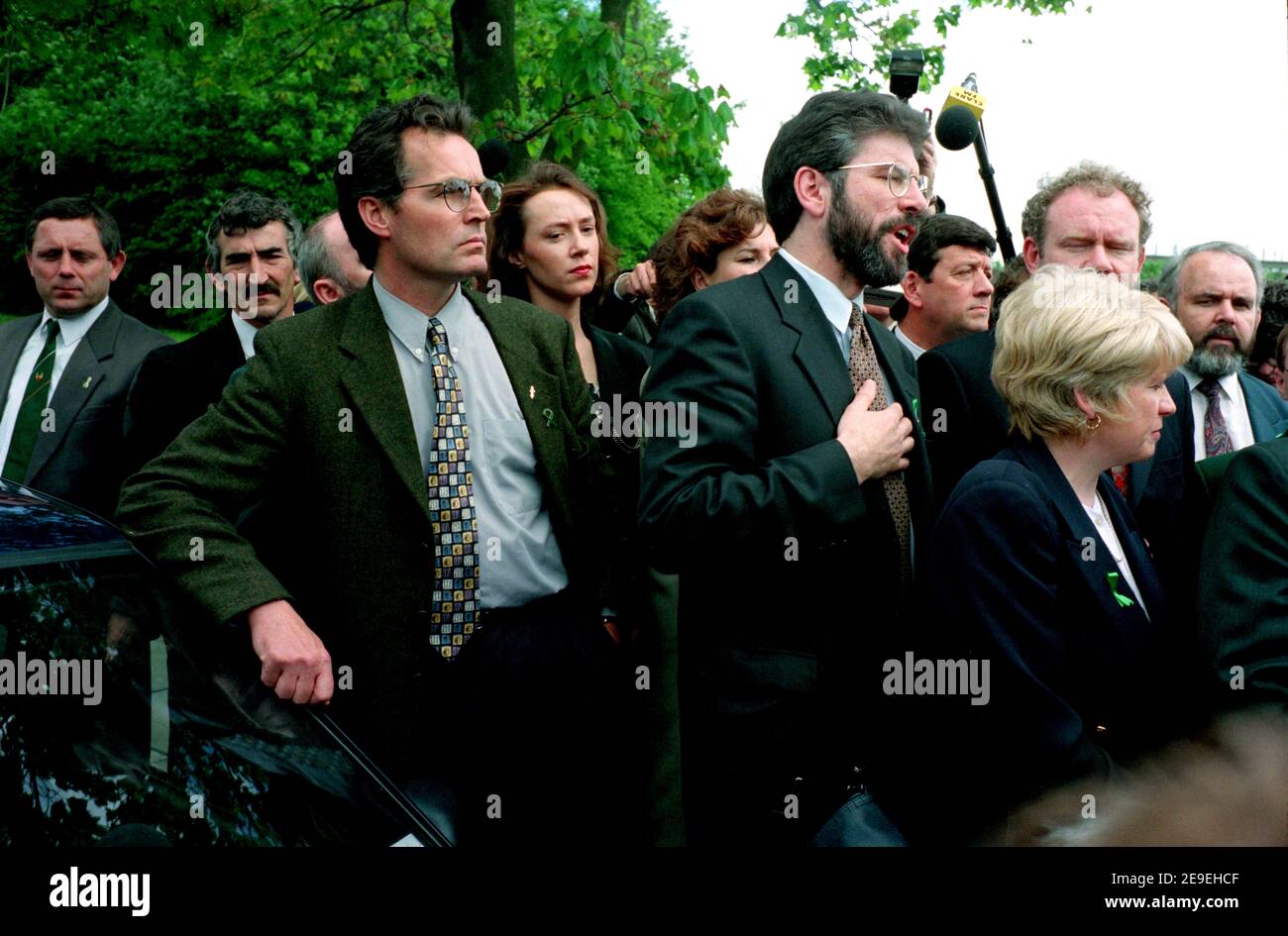 Les pourparlers de paix en Irlande du Nord à Belfast, le 1996 juin, montrent les dirigeants de Sinn Fein Gerry Adams et Martin McGuinness et Gerry Kelly qui étaient tous exclus des négociations de paix de Stormont à l'époque. Banque D'Images