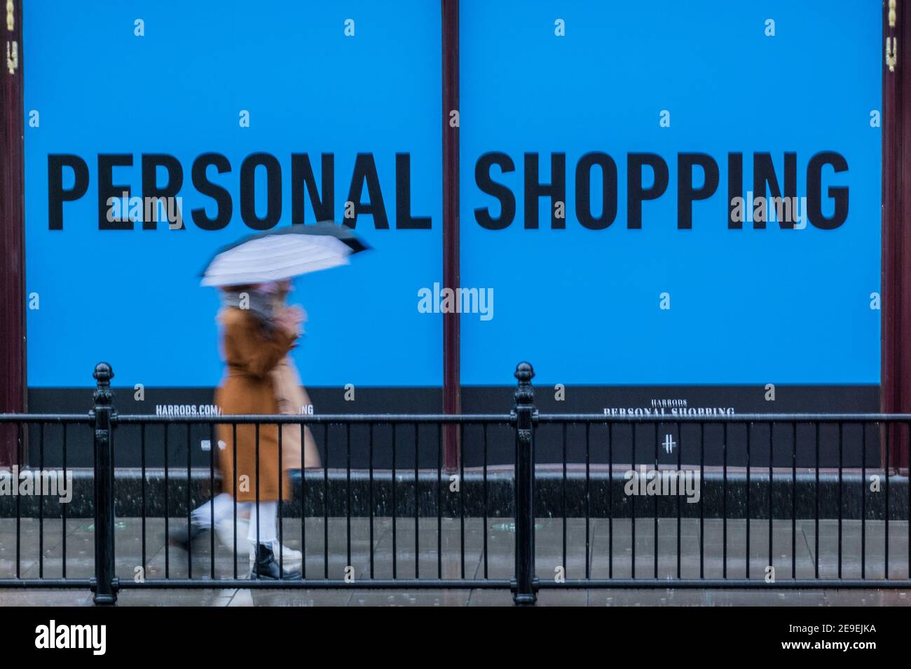 Londres, Royaume-Uni. 4 février 2021. Harrods est fermé mais utilise ses fenêtres pour annoncer son service de magasinage personnel. De nombreuses unités de vente au détail ont fermé depuis le début de la pandémie. Les temps difficiles pour la rue haute lors de l'éclusage national 3 comme l'instruction du gouvernement est pour tout le monde de rester à la maison. Crédit : Guy Bell/Alay Live News Banque D'Images