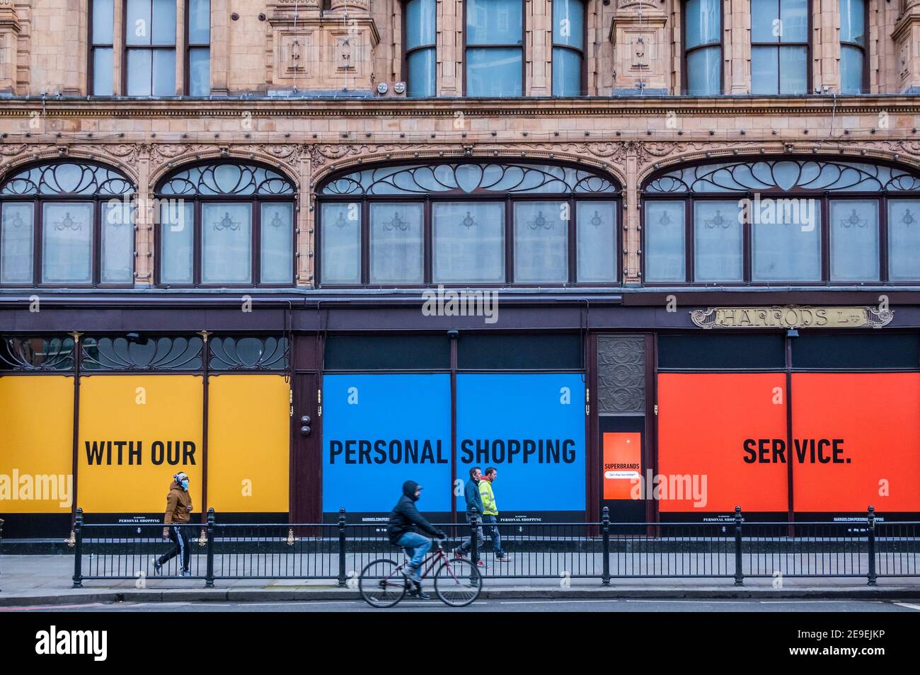 Londres, Royaume-Uni. 4 février 2021. Harrods est fermé mais utilise ses fenêtres pour annoncer son service de magasinage personnel. De nombreuses unités de vente au détail ont fermé depuis le début de la pandémie. Les temps difficiles pour la rue haute lors de l'éclusage national 3 comme l'instruction du gouvernement est pour tout le monde de rester à la maison. Crédit : Guy Bell/Alay Live News Banque D'Images