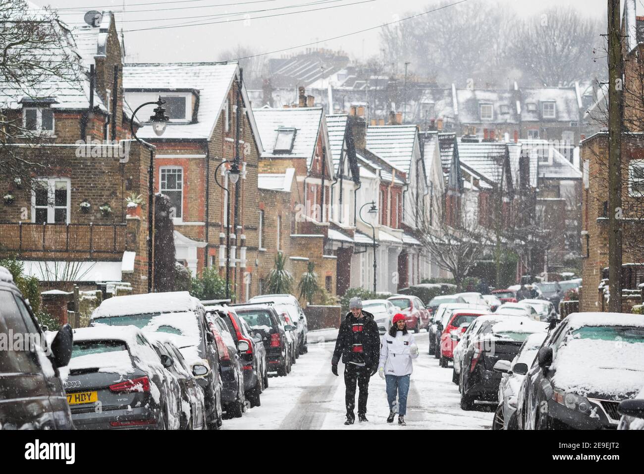 Londres, Royaume-Uni - 24 janvier 2021 - UN couple aime se promener sous les chutes de neige autour de Crouch End, alors que la capitale fait l'expérience d'une couverture rare de neige Banque D'Images