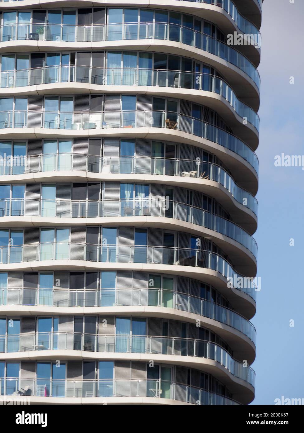 gros plan d'un bloc moderne de plats en verre ondulé balcons et motifs de fenêtres Banque D'Images