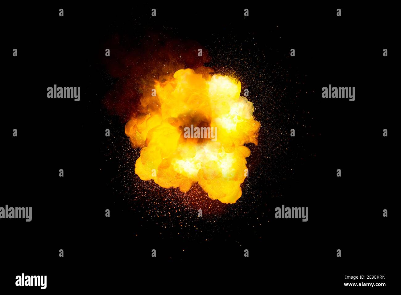 Explosion d'une bombe très lumineuse, couleur orange avec étincelles et fumée isolée sur fond noir Banque D'Images