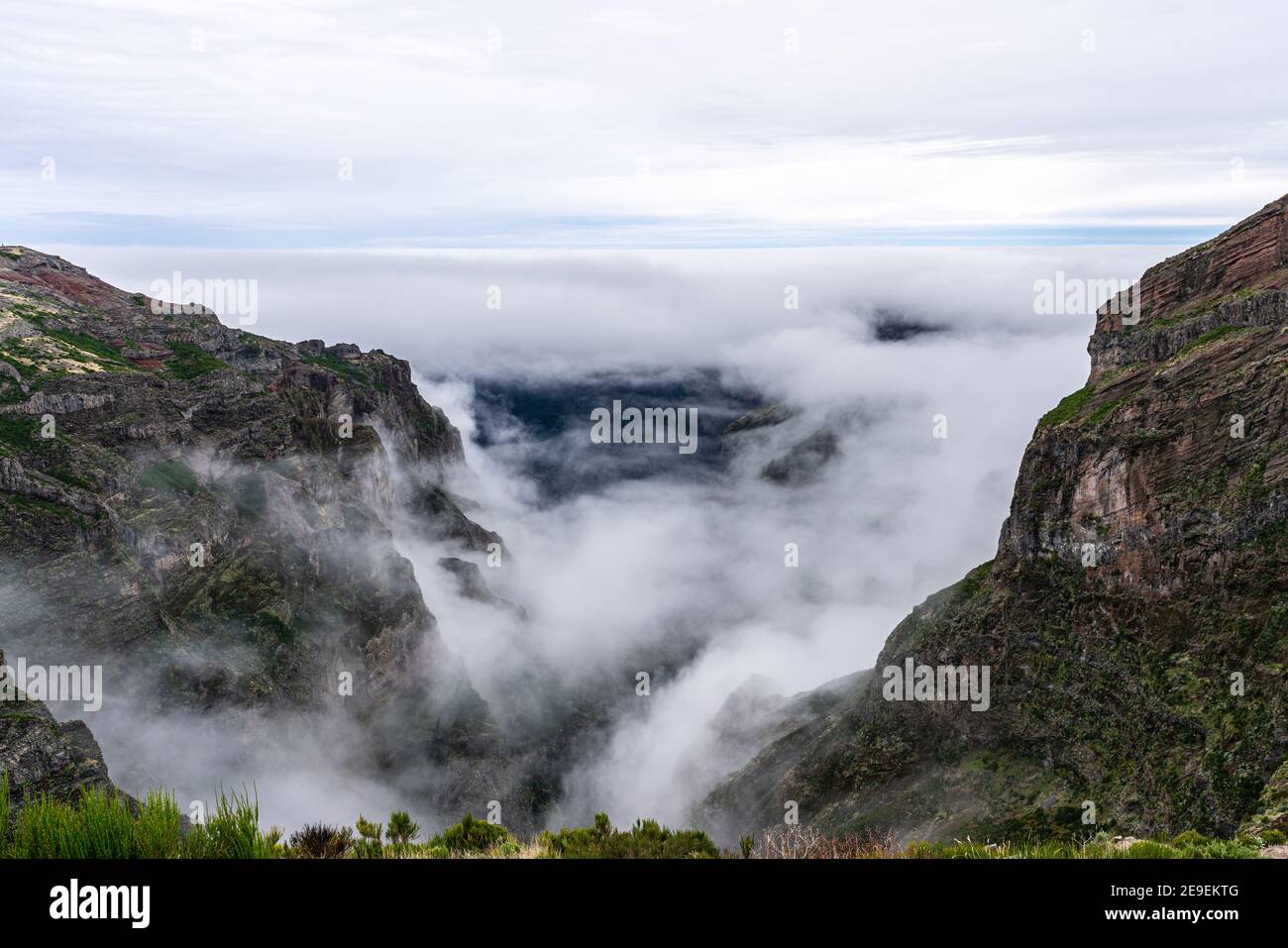 Magnifique paysage de montagne près du pic de montagne Pico do Arierio Sur l'île de Madère Banque D'Images