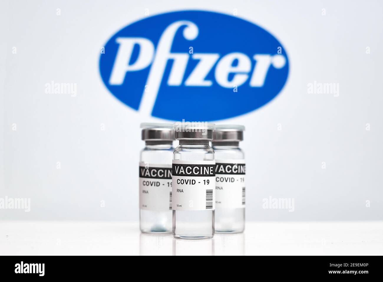 Kremenchuk, Ukraine - 03.02.2021 : vaccin contre le coronavirus Pfizer Inc. Sur fond blanc Banque D'Images