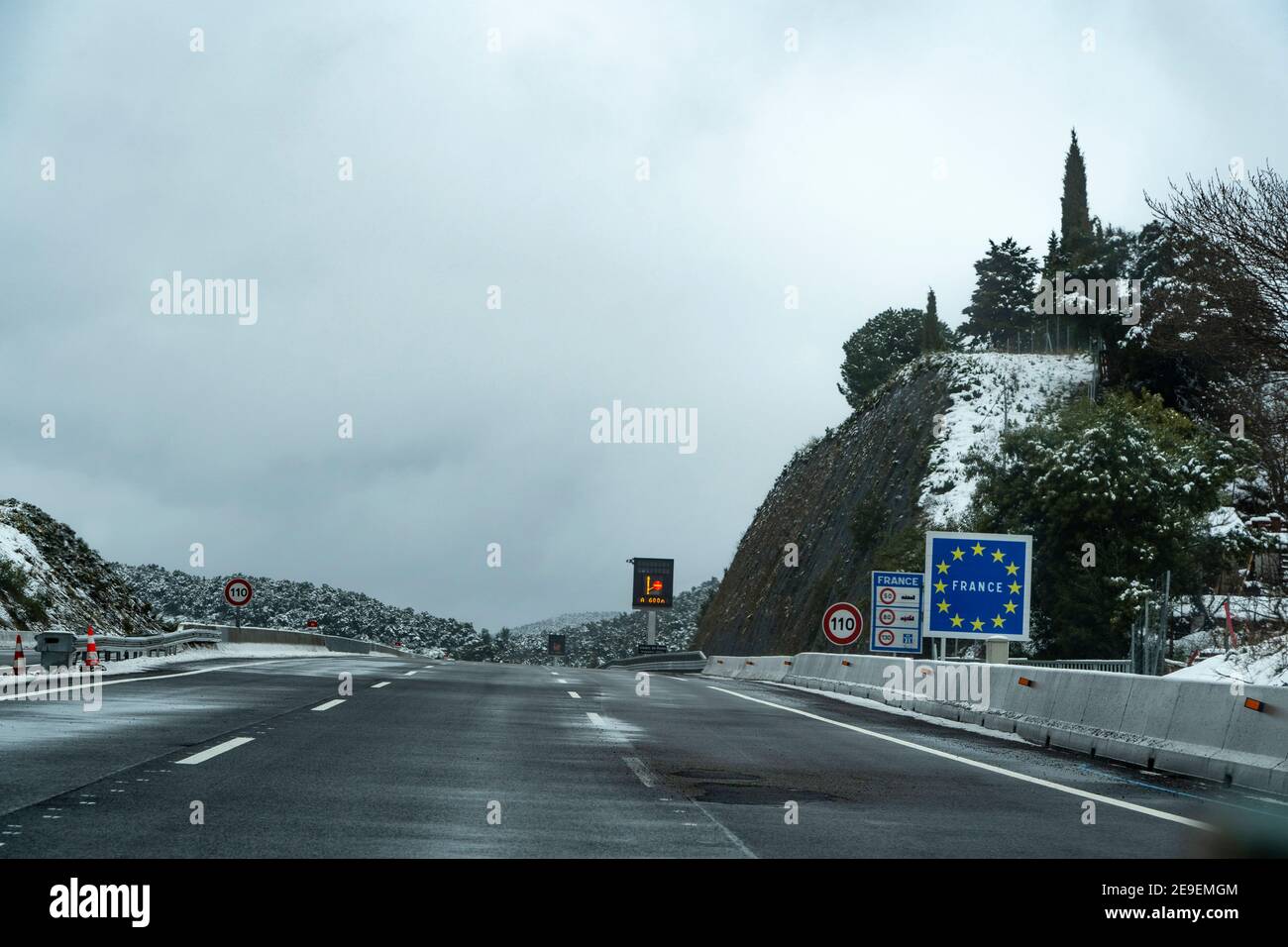 La Perthus : sur l'autoroute AP7/E15 entre l'Espagne et la France, janvier 2021. Quand ces photos ont été prises, une énorme construction de milliers de bien lourd Banque D'Images